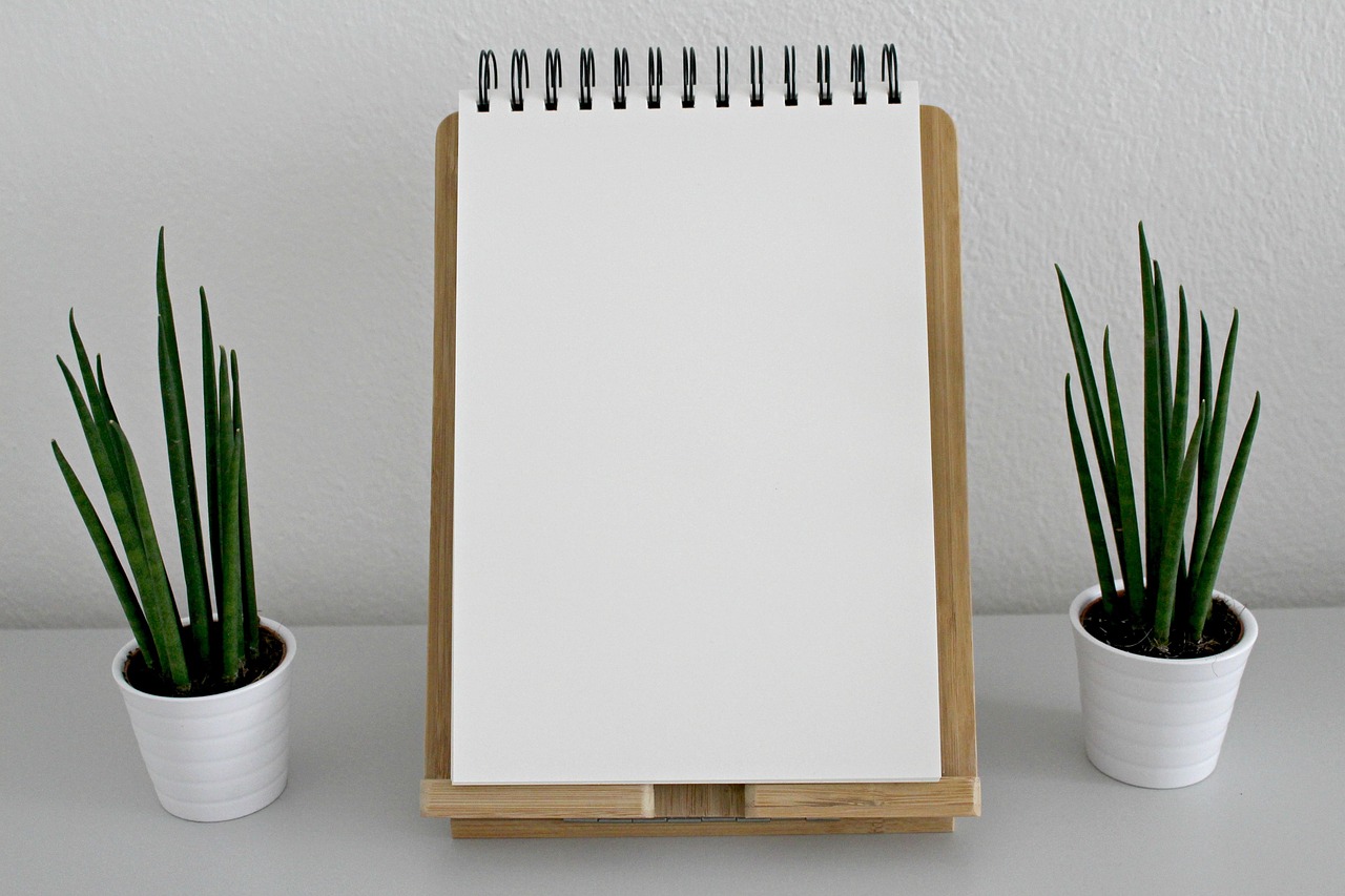 Verlichte werkplek met planten en houten bureau.