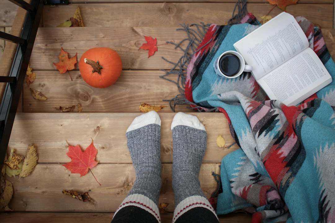 Ridderposter met herfstbladeren als feestdecoratie.