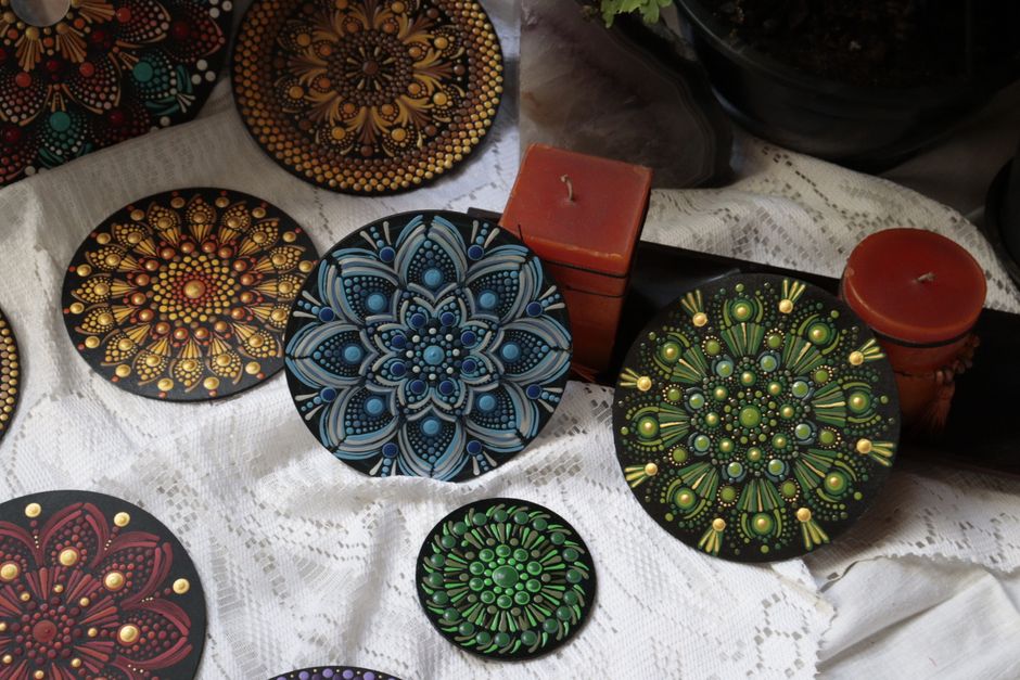 Handgetekende mandala als centraal herfstdecor.